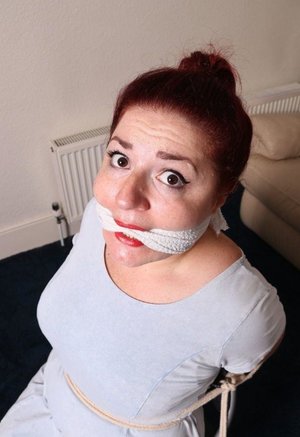 18 year old girl Arwen Gold loses her virginity after her car breaks down